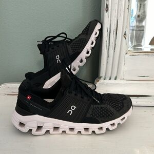 Size 6.5 On Running Cloud Swift black running shoe sneaker